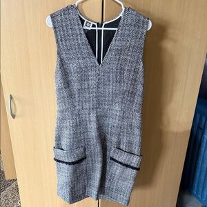 Anne Klein Sleeveless V-Neck Tweed Shift Dress in Black & White size 12